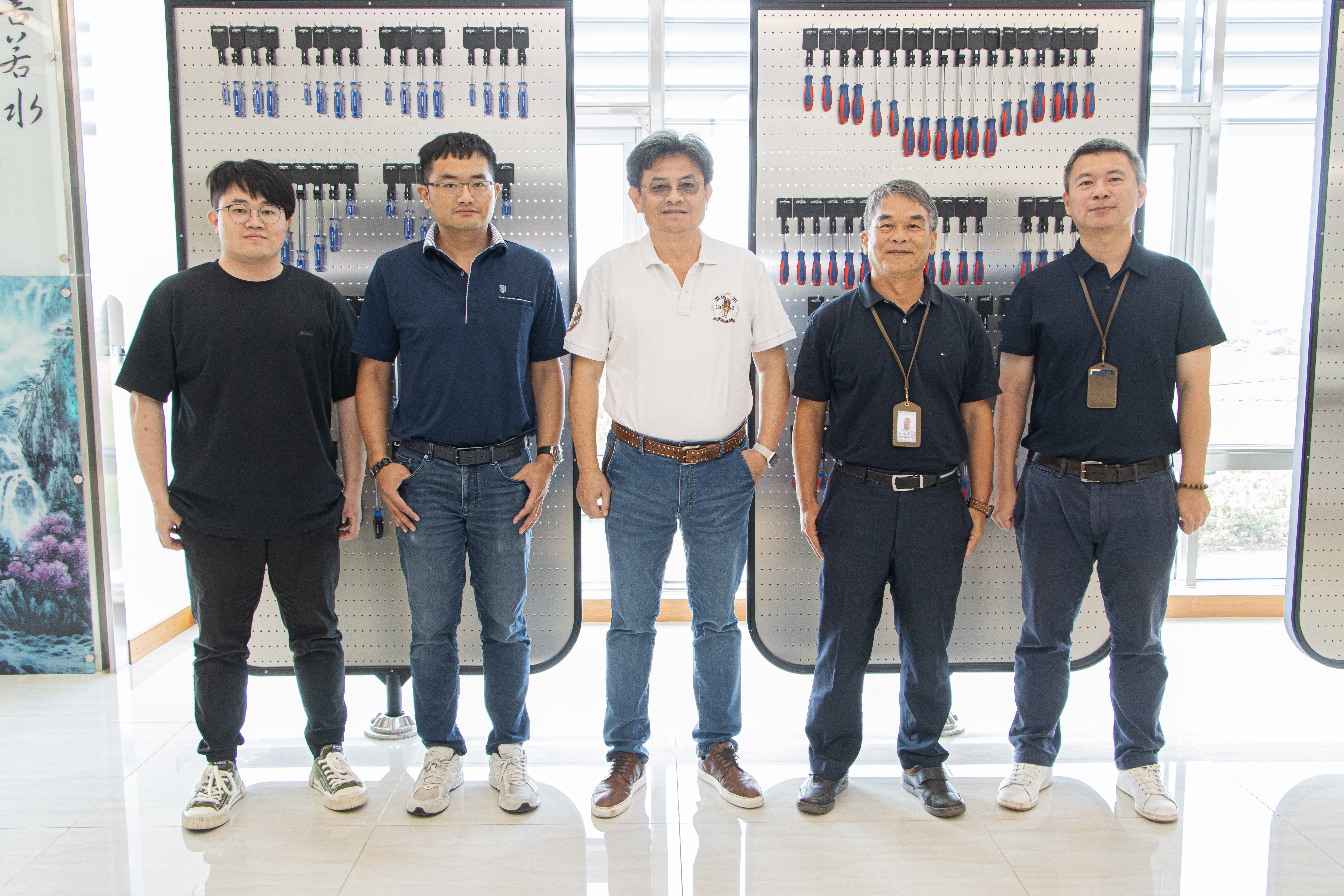 工豐企業在執行長林永壽(右二)的帶領下,啟動企業數位轉型,並與工豐企業二代攜手以「數位特工隊」拴住世界舞台。 工豐企業在執行長林永壽(右二)的帶領下,啟動企業數位轉型,並與工豐企業二代攜手以「數位特工隊」拴住世界舞台。