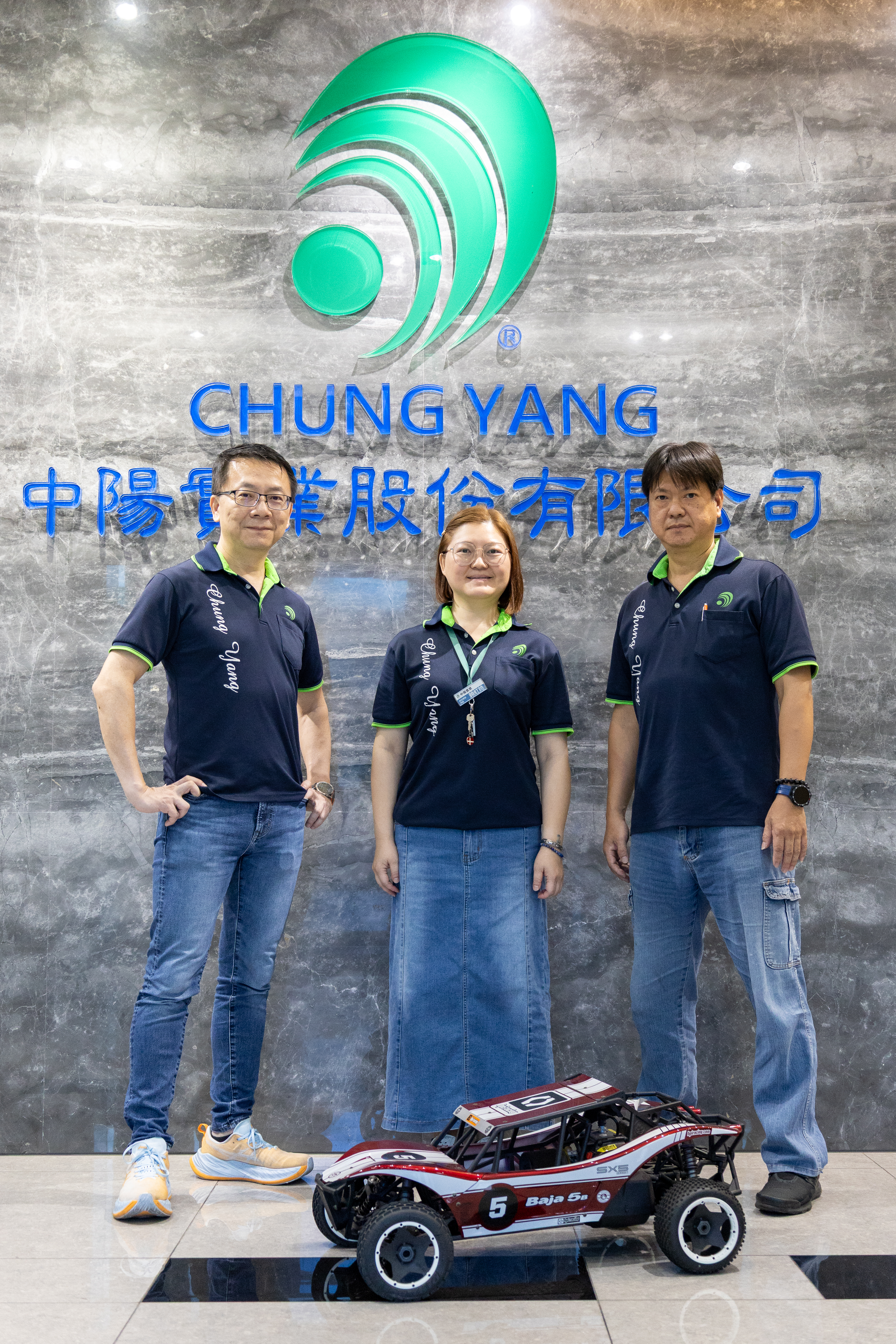 圖說：中陽實業賴虹錡總經理特助（中）與團隊透過政府計畫的支援，不僅掌握產業發展趨勢，帶領企業轉型升級，更藉由智慧製造，跨越航太產業的高標準門檻，成為國際低軌衛星供應鏈的關鍵零組件製造商。
