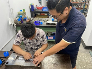 圖5　傳統組裝作業以師徒制進行知識傳承
（來源：顧問輔導廠商厚達電子導入系統之ESOP與AOI智慧檢測模式作業示意與系統截圖）
