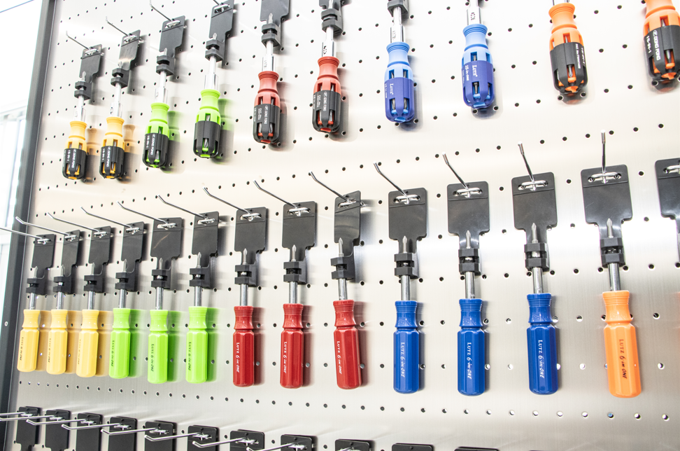 工豐企業從製造螺絲起子起家,憑藉精湛的研發技術以及對市場敏銳觀察,拉長產品陣線到板手、套筒、鉗子等,以ODM成為Grainger、Home depot的主要供應商。 工豐企業從製造螺絲起子起家,憑藉精湛的研發技術以及對市場敏銳觀察,拉長產品陣線到板手、套筒、鉗子等,以ODM成為Grainger、Home depot的主要供應商。